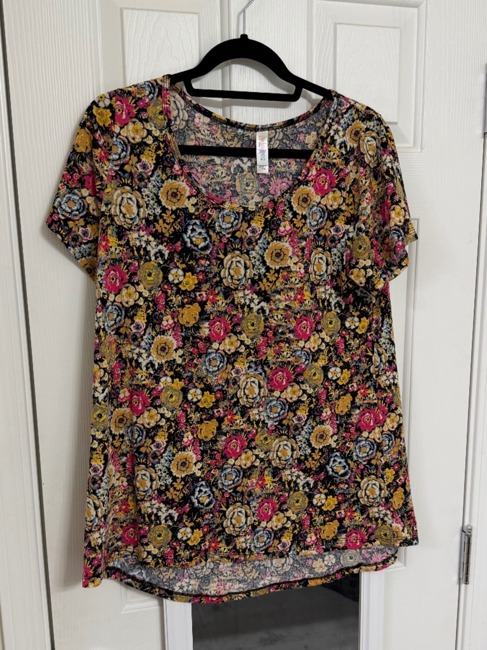 LulaRoe Classic T Top (L)